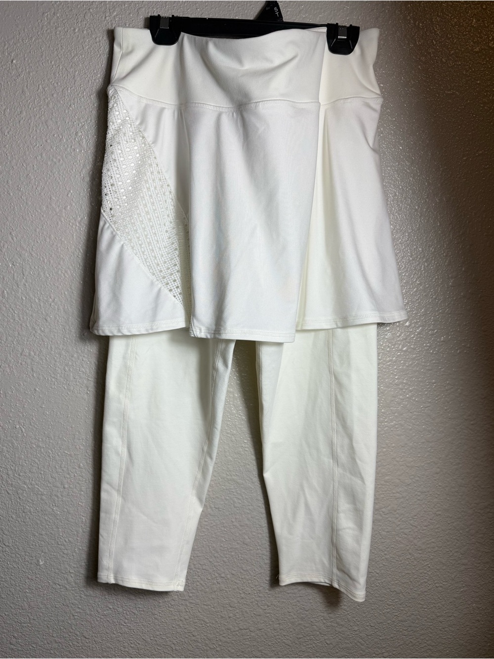 Tuckernuck Sport White Eyelet 2-in-1 Tennis Skort with Capri Leggings Size M